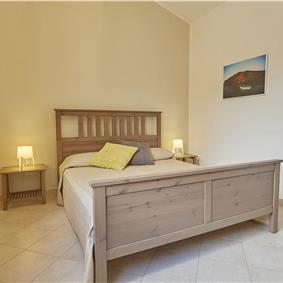 2 bedroom seaside apartments with shared pool, sleeps 4-5